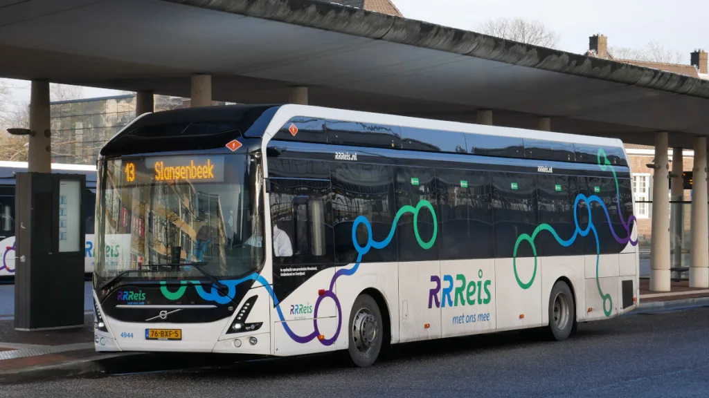 Geen ov staking in Hellendoorn, bussen en treinen rijden Geen ov staking in Hellendoorn, bussen en treinen rijden